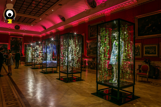 #SuzyLFW: The Green Carpet Fuses with Classic Art