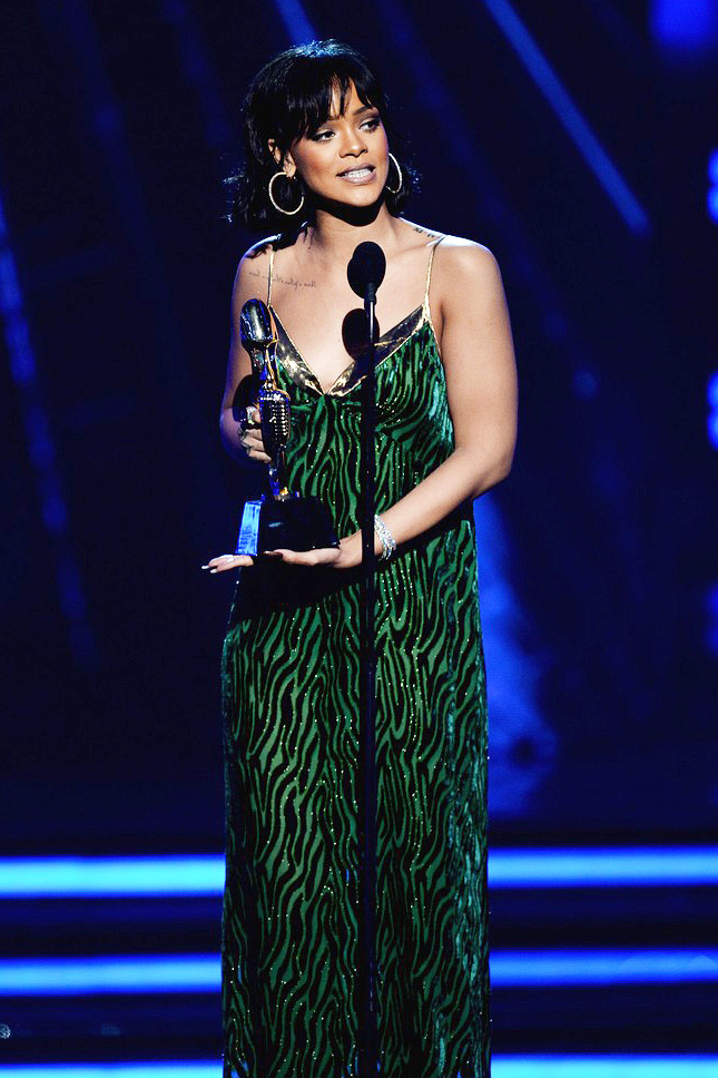 ������ � ������ Dries Van Noten � ���������� Jacob & Co. �� ��������� Billboard Music Awards